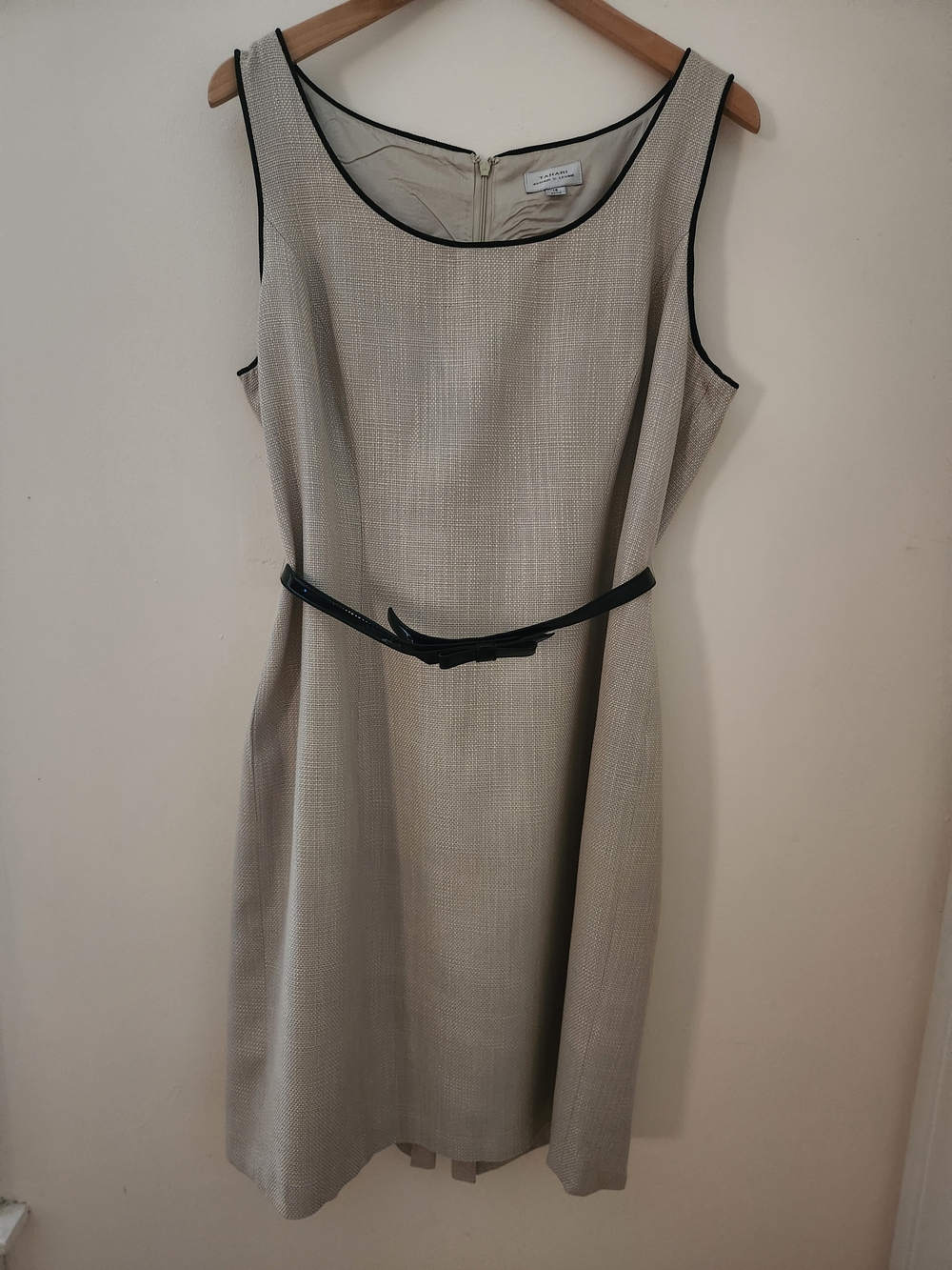 Tahari Arthur S. Levine Beige Black Belted Sheath Dress Size 16 - Picture 2 of 9